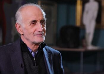 Edmond Tupja në “Mes dy botëve”: Shqipja një nga 3 gjuhët më të vjetra në botë, rrezikon zhdukjen si latinishja dhe greqishtja e lashtë