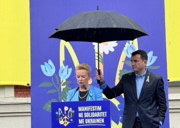 FOTOLAJM/ Manifestimi pro Ukrainës, Veliaj shfaqet xhentëlmen, i mban çadrën ambasadores franceze