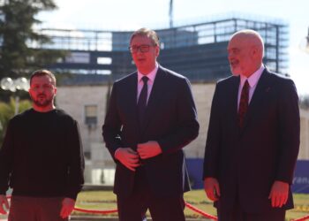 Vuçiç në Tiranë për Samitin e Ukrainës, analisti serb: Kush e detyroi të marrë pjesë