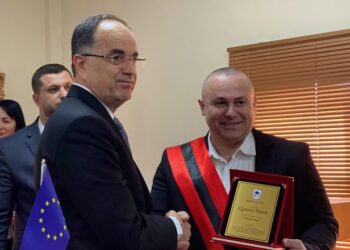 Presidenti Begaj shpallet “Qytetar Nderi” nga Bashkia e Vaut të Dejës