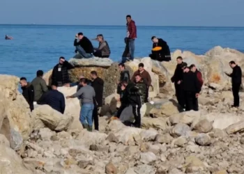 Ende asnjë gjurmë e pashkatarit që ra në det/ Polumbarët e RENEA-s zgjerojnë kërkimet, familjarët presin me ankth në breg