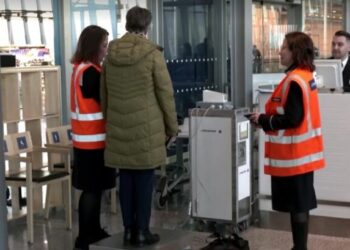 Aeroport/ Kompania e fluturimeve do peshojë pasagjerët. Kritikët: Akt turpërues ndaj klientëve