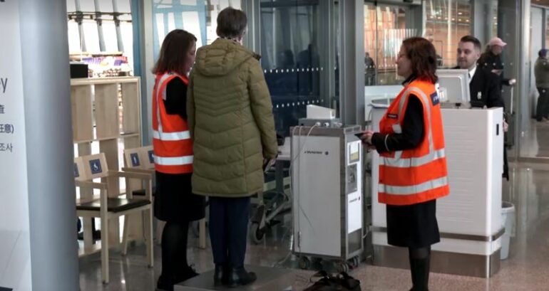 Aeroport/ Kompania e fluturimeve do peshojë pasagjerët. Kritikët: Akt turpërues ndaj klientëve