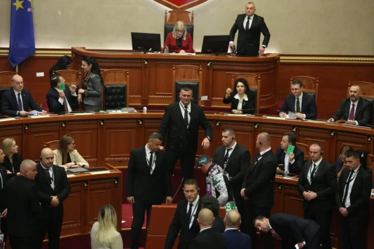 FOTO/ Gardistët të mbuluar me miell, makinat me vezë…. para që bien nga “qielli” gjatë seancës në Kuvend