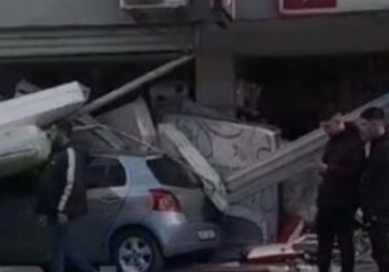 Aksident i frikshëm në Lezhë, makina futet në dyqan, mbulohet nga dyshekët