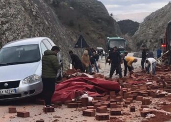Aksident tjetër në aksin Kardhiq-Delvinë: Tullat e një kamioni bien në rrugë, përplaset një automjet