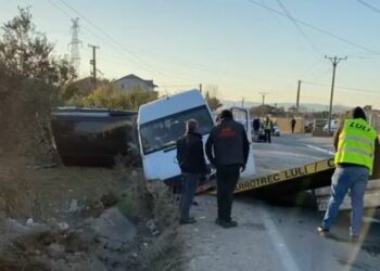 Emrat/ Aksident në Fushë Krujë, ‘Audi’ përplaset me një furgon: Plagosen 2 shoferët! Njëri prej tyre transportohet drejt ‘Traumës’