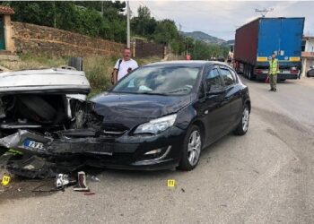 Përplasen tre makina, pesë persona të plagosur, mes tyre tre gra! Njëra makinë ‘fluturon’ mbi trotuar!