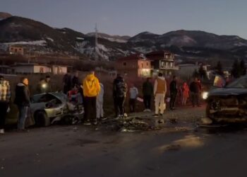 Video/ Aksident i rëndë, përplasen 2 makina në aksin Korçë-Kapshticë