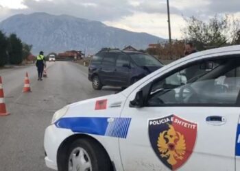 Emrat/ U përplas nga “Benzi” që ecte me shpejtësi, ndërron jetë në spital një nga të plagosurit. Dy të tjerë në gjendje të rëndë