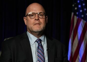 Ambasadori amerikan në Prishtinë: Vendimi i Kosovës për dinarin ka ndikuar në marrëdhëniet tona