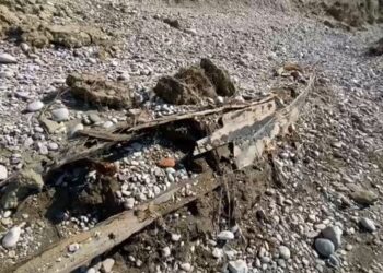 Rënia e nivelit të Vjosës nxjerr në pah një varkë të vjetër. Lumi i lundrueshëm gjatë Mesjetës