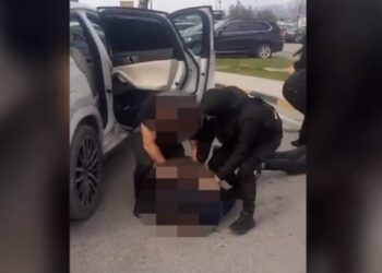 Me vete mbante 2 pistoleta ndërsa në banesë shotgun, arrestohet 45-vjeçari në Rinas