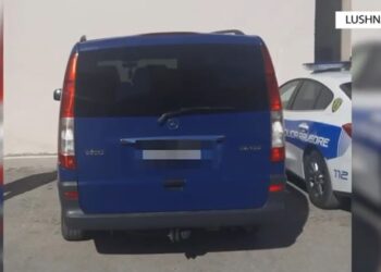 VIDEO/ Hodhi mbeturina në rrugë nga dritarja e makinës, 40 mijë lekë gjobë shoferit në Lushnjë