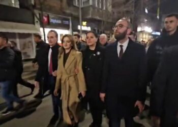 Gazmend Bardhi në gjunjë para Berishës, kreu i grupit të Rithemelimit shkon poshtë dritares së Doktorit