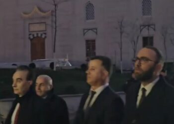 ‘Harron’ vizitën në SHBA/ Për herë të parë pas dy vitesh grupi i Bardhit i bashkohet protestës së grupit të Berishës