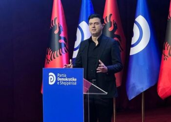 “PD në krah të SPAK pa kushte”, Basha ironizon Berishën: Nëse thua Rama është më i korruptuari në planet, askush s’e ka çekun e bardhë…!