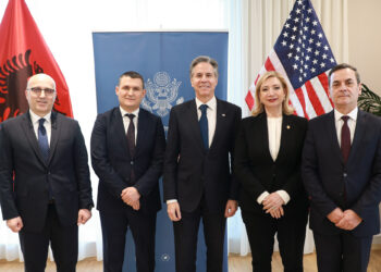 Ambasada ndan foton e Blinken me krerët e drejtësisë: Është koha që të veprohet me guxim