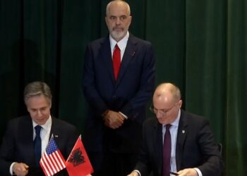 Blinken dhe Hasani firmosin në kryeministri dy marrëveshjet mes Shqipërisë dhe SHBA