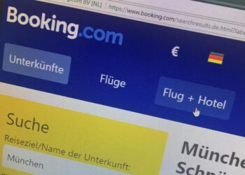 Mashtroi klientët duke ndërhyrë në sistemin “Booking” të një hoteli në Tiranë, arrestohet vlonjati