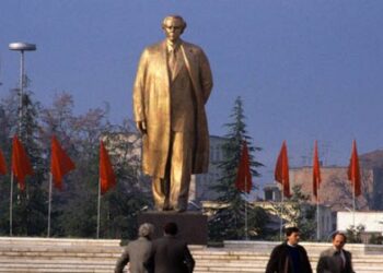 Studiuesi gjerman: Një statujë për Enver Hoxhën në Tiranë do sillte turistë. Përballja me të shkuarën…!