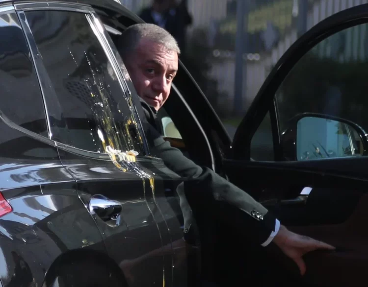 FOTO/ Gardistët të mbuluar me miell, makinat me vezë…. para që bien nga “qielli” gjatë seancës në Kuvend