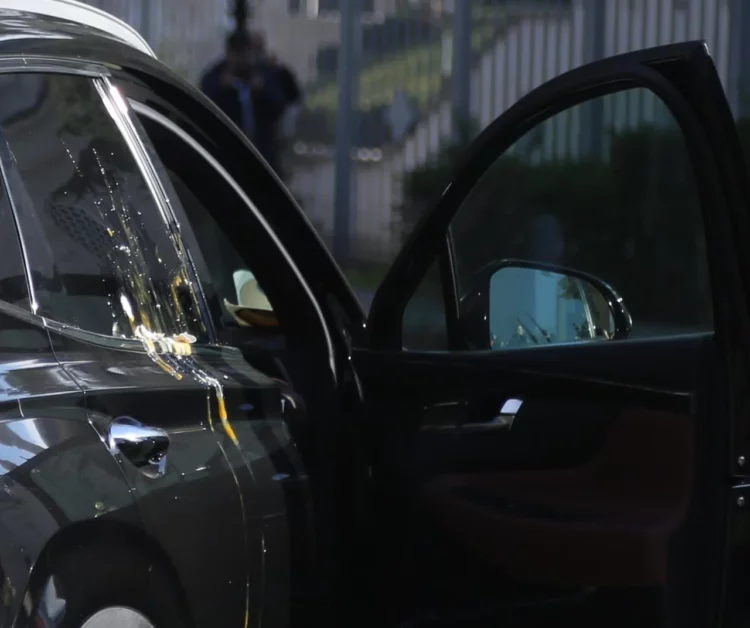 FOTO/ Gardistët të mbuluar me miell, makinat me vezë…. para që bien nga “qielli” gjatë seancës në Kuvend