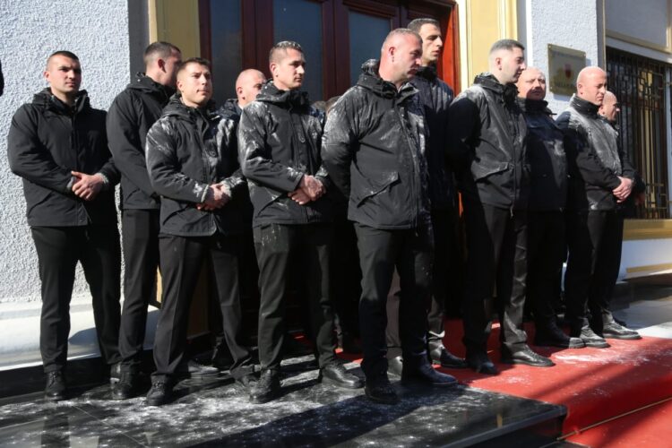 FOTO/ Gardistët të mbuluar me miell, makinat me vezë…. para që bien nga “qielli” gjatë seancës në Kuvend