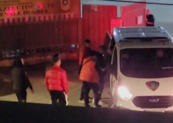VIDEO/ Ekzekutohet masa e re e sigurisë për Vangjush Dakon, pamje nga momenti ku transferohet drejt shtëpisë