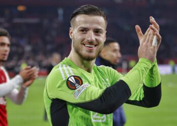 Arsenal, United dhe Chelsea “çmenden” pas portierit shqiptar të Ajax