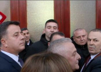 “Hape rrugën, rrugaç”/ Ligjvënësit e Berishës përplasen me Gardën: Edhe Enver Hoxha nuk i pengonte deputetët