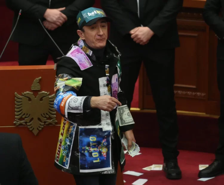 FOTO/ Gardistët të mbuluar me miell, makinat me vezë…. para që bien nga “qielli” gjatë seancës në Kuvend