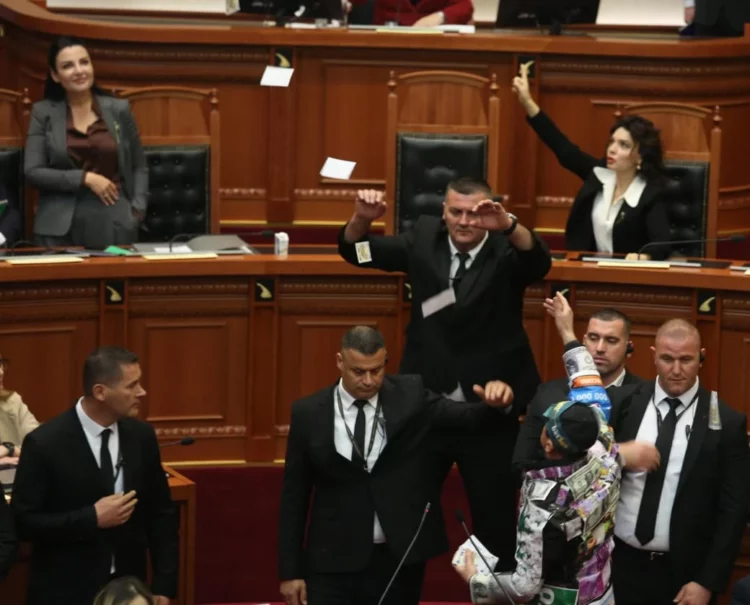 FOTO/ Gardistët të mbuluar me miell, makinat me vezë…. para që bien nga “qielli” gjatë seancës në Kuvend