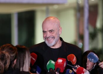 Gazetarët e pyesin për ‘patronazhistët’, Rama: Janë aktivë gjithë kohën, edhe kur ju flini, opozita fle
