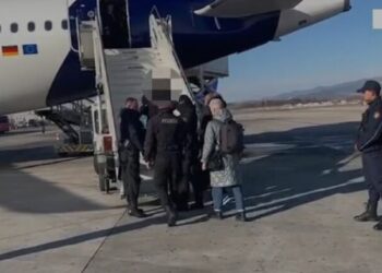 Emrat/ Ishin në kërkim për vrasje, rrëmbim personi e kultivim narkotikësh, ekstradohen drejt Italisë e Spanjës 3 shqiptarët