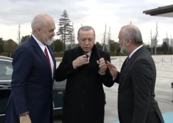 VIDEO/ “Nuk ka ftohtë ky?…Është shqiptar si unë”, Erdogan heq shallin pas batutës së Ramës