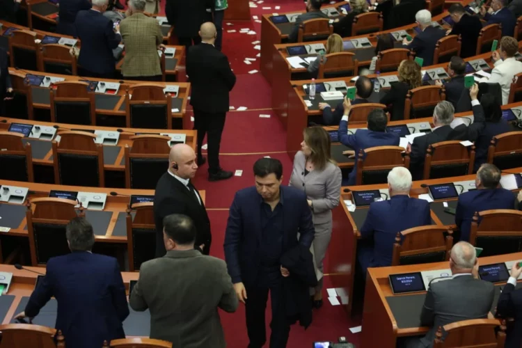 FOTO/ Gardistët të mbuluar me miell, makinat me vezë…. para që bien nga “qielli” gjatë seancës në Kuvend