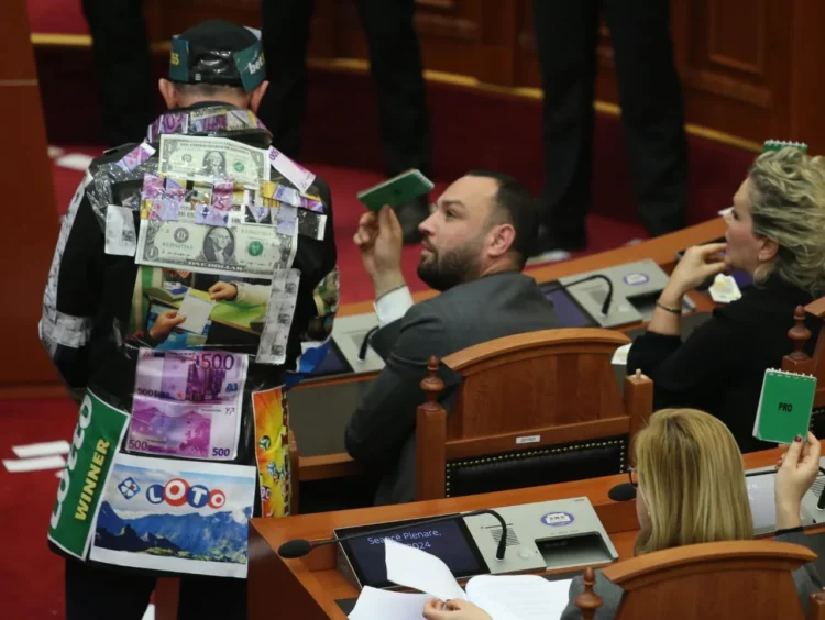 FOTO/ Gardistët të mbuluar me miell, makinat me vezë…. para që bien nga “qielli” gjatë seancës në Kuvend