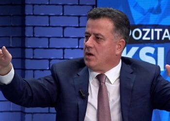 “Largohu dhe ik”, Flamur Noka përplaset me gazetarin: S’marr pushkën unë djalosh