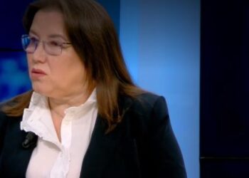 Bardhi iu bashkua protestës së “Foltores”, Gjikondi: Nuk i mbetet gjë tjetër, veçse të shkojë dhe poshtë ballkonit të Berishës