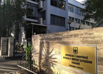 “Më rrezikohet jeta, gruaja është martuar me sheik”/ Kërcënonte bashkëshorten në rrjetet sociale, ekstradohet nga Tirana në Egjipt 46-vjeçari
