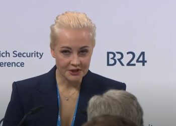 VIDEO/ Bashkëshortja e Navalnyt duartrokitet në konferencën e Mynihut, gjesti i presidentit serb Vuçiç tërheq vëmendjen
