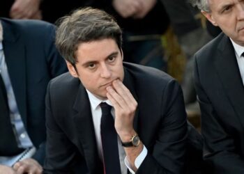 Kryeministri francez me propozim të ri: Mosha minimale për përdorim të rrjeteve sociale të jetë 13 vjeç