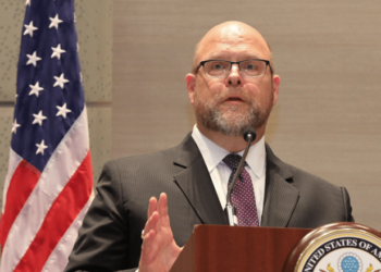 Ambasadori amerikan flet pas takimit me Kurtin: Të shtyhet vendimi për dinarin