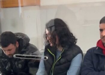 Dëshmitë tronditëse të tre fëmijëve që vranë babanë: Gjithçka ndodhi sot në gjykatën e Durrësit