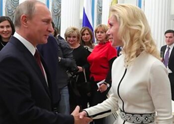 FOTO/ Putin lë të dashurën gjimnaste për bionden aristokrate të njohur si ‘Barbie’