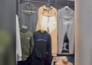 Imitonin marka të njohura të veshjeve dhe i shisnin me çmime të larta, arrestohen babë e bir