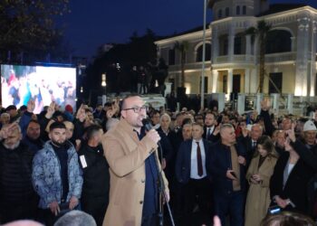Deputeti i Berishës: Surrat haletë. Plehra e hajdutë! O sot o kurrë, parlamentit t’i kthehet demokracia ose…!