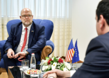 Ambasadori amerikan në Prishtinë, Hovenier reagon ndaj Kurtit: SHBA dhe populli i Kosovës kanë lidhje të forta