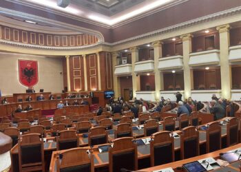 Nis seanca parlamentare, Garda s’lejon deputetët e përjashtuar të Berishës të futen brenda. Rama, prezent